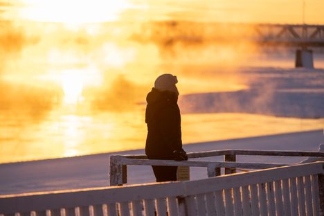Rovaniemellä on talvisin lumitakuu, monet kehuvat. Kuvassa on tammikuinen maisema Ounasjoen rannalla.