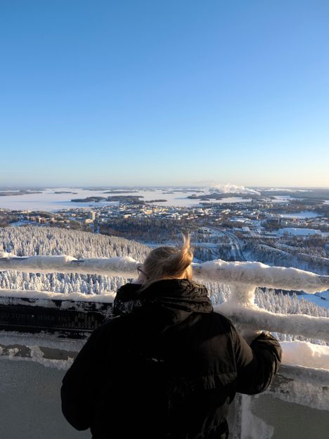 Kuopion mäkihyppytornin vieressä sijaitsee kaupungin kuuluisin maamerkki, Puijon torni. Huipulta voi nähdä koko kaupungin yli.