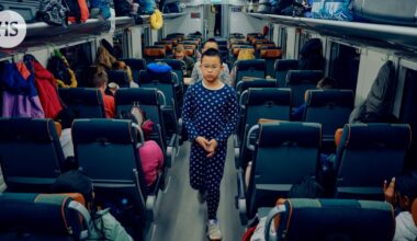 Hyppäsimme yöjunaan, joka vei jouluaattona mustasta Helsingistä kohti Lapin lumia