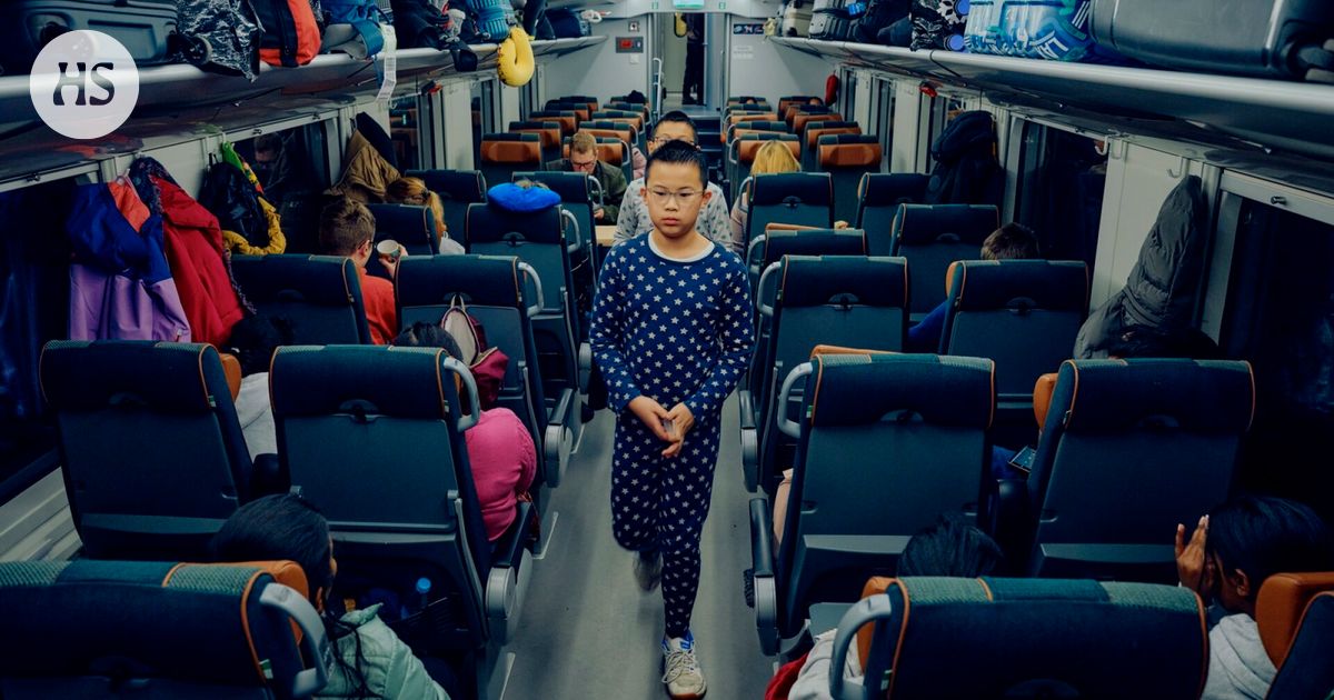 Hyppäsimme yöjunaan, joka vei jouluaattona mustasta Helsingistä kohti Lapin lumia