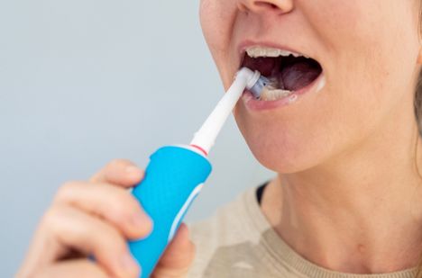 Torin johtaja Jenni Tuomisto kertoo, että tyypillinen Toriin myyntiin laitettu tuote on sähköhammasharja.