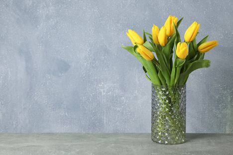 Jenni Tuomiston mukaan myös sisutustavaroita, kuten vaaseja, ilmestyy myyntiin runsaasti.