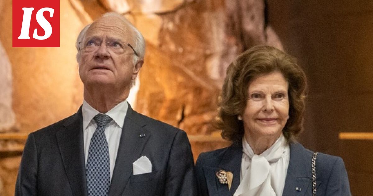 Ruotsin hovissa on uusi jäsen – kuningashuone julkaisi kuvia Kaarle Kustaasta peuhaamassa