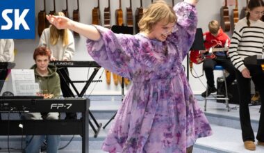 Länsi-Porin koulun musiikinopettaja Vilma Kuusilehto näyttää esimerkillään, että koulussa voi olla hauskaa.