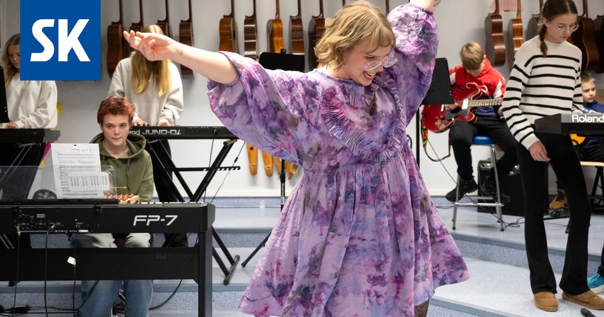 Länsi-Porin koulun musiikinopettaja Vilma Kuusilehto näyttää esimerkillään, että koulussa voi olla hauskaa.
