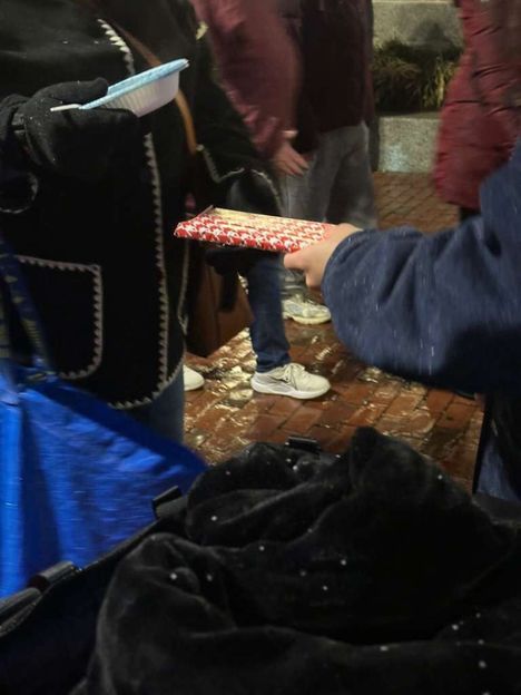 Suklaalevyt jaettiin asunnottomille Bostonissa jouluaattoa edeltävänä iltana.