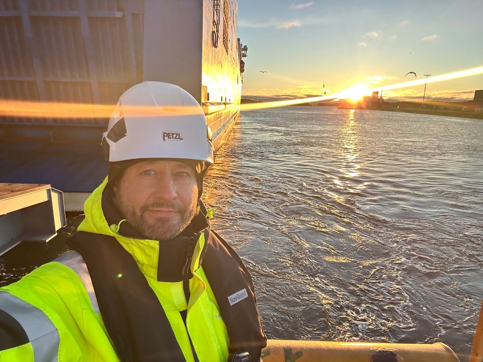 Vuosaaren satamassa oli jouluaattona tavallinen päivä, mitä nyt hieman rauhallisempaa, kertoo laivoja vastaanottava Jukka Viljanen. Tavallisesti rakennusalalla työskentelevä Viljanen keikkailee satamassa, kun omalla alalla on hiljaisempaa. Aaton työpäivää piristi komea auringonpaiste.