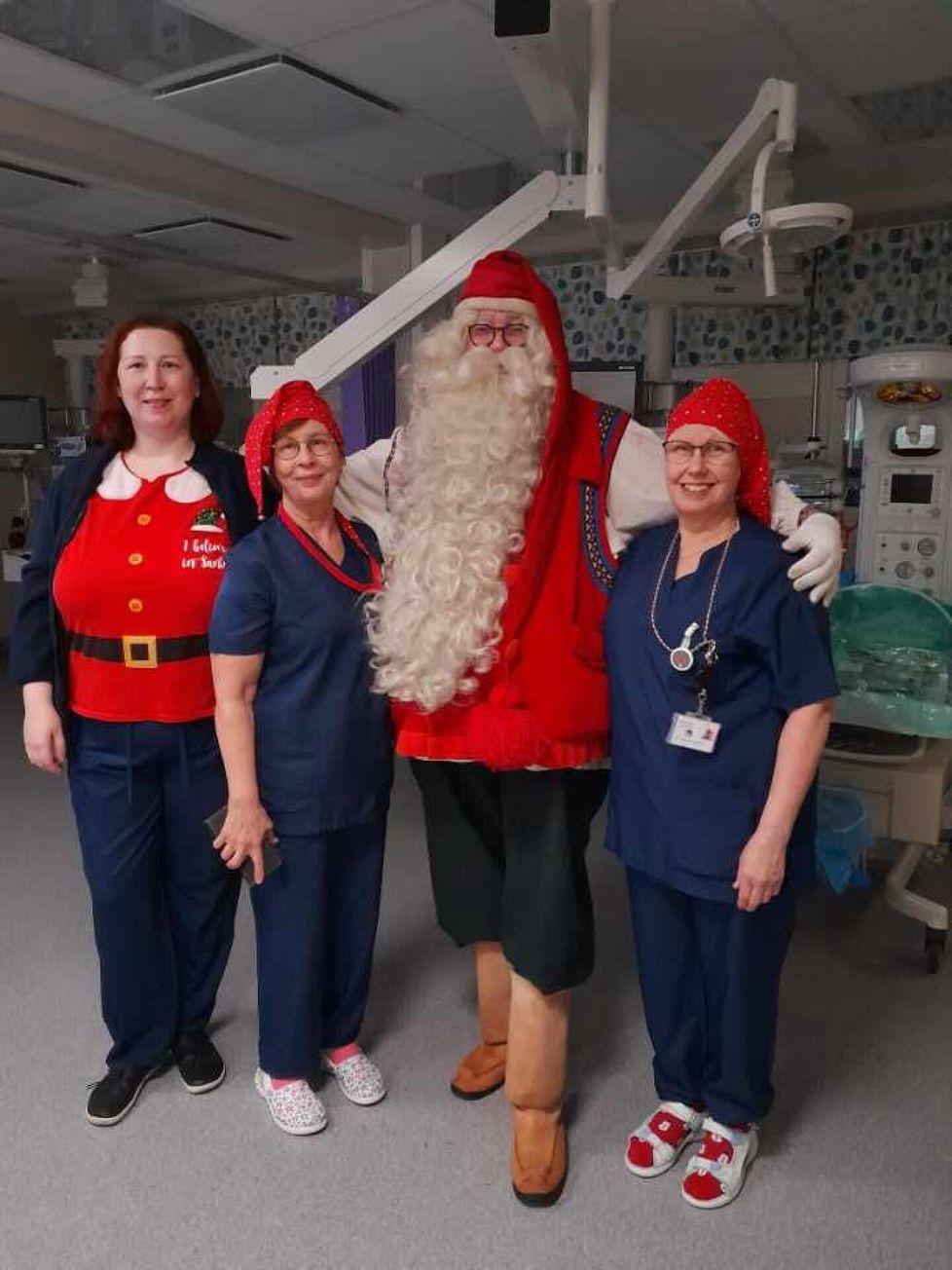 Lastenlääkäri Linda Rautiainen (punaisessa nutussa vasemmalla) kertoo, että Rovaniemen sairaalan lasten osastolla joulu on ollut rauhallinen. Joulupukki vieraili vauvateholla, jonka vastasyntynyt potilas oli nukkumassa, mutta sai lahjan. Rautiainen viihtyy jouluna töissä ja kehuu tunnelmaa “aivan ihanaksi”. Kuvassa myös sairaanhoitajat Eija Kortesalmi (keskellä) ja Virpi Mölläri (oikealla).