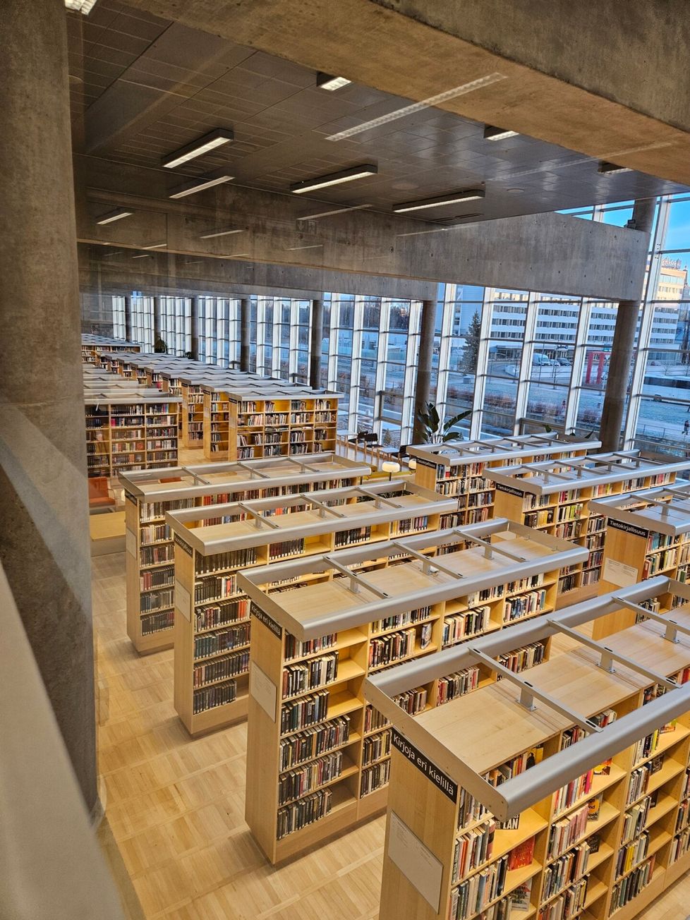 Oulun keskustakirjasto Saaressa vieraili aattona runsaat sata ihmistä, kertoo kirjastonhoitaja Taru Tanska. Tanska itse lainasi töistä kotiin kasan elokuvia. Kirjasto on kiinni joulupäivänä ja tapanina, ja silloin Tanska aikoo katsoa muun muassa uuden Myrskyluodon Maija -versioinnin.