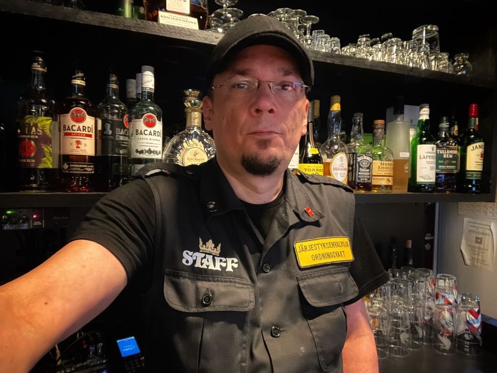 Haukilahdessa sijaitsevassa Pub Jaarlissa oli rauhallinen jouluyö, kertoo ravintolan Olli Tahvanainen. Tahvanainen halusi pitää “kylän olohuoneeksi” kutsumansa ravintolan auki, koska on paljon yksinäisiä ihmisiä. “On hyvä, että pääsee jonnekin turisemaan muiden kanssa”, hän sanoo. Tahvanainen itsekin halusi työskennellä jouluna, koska ei omien sanojensa mukaan ole mikään jouluihminen.