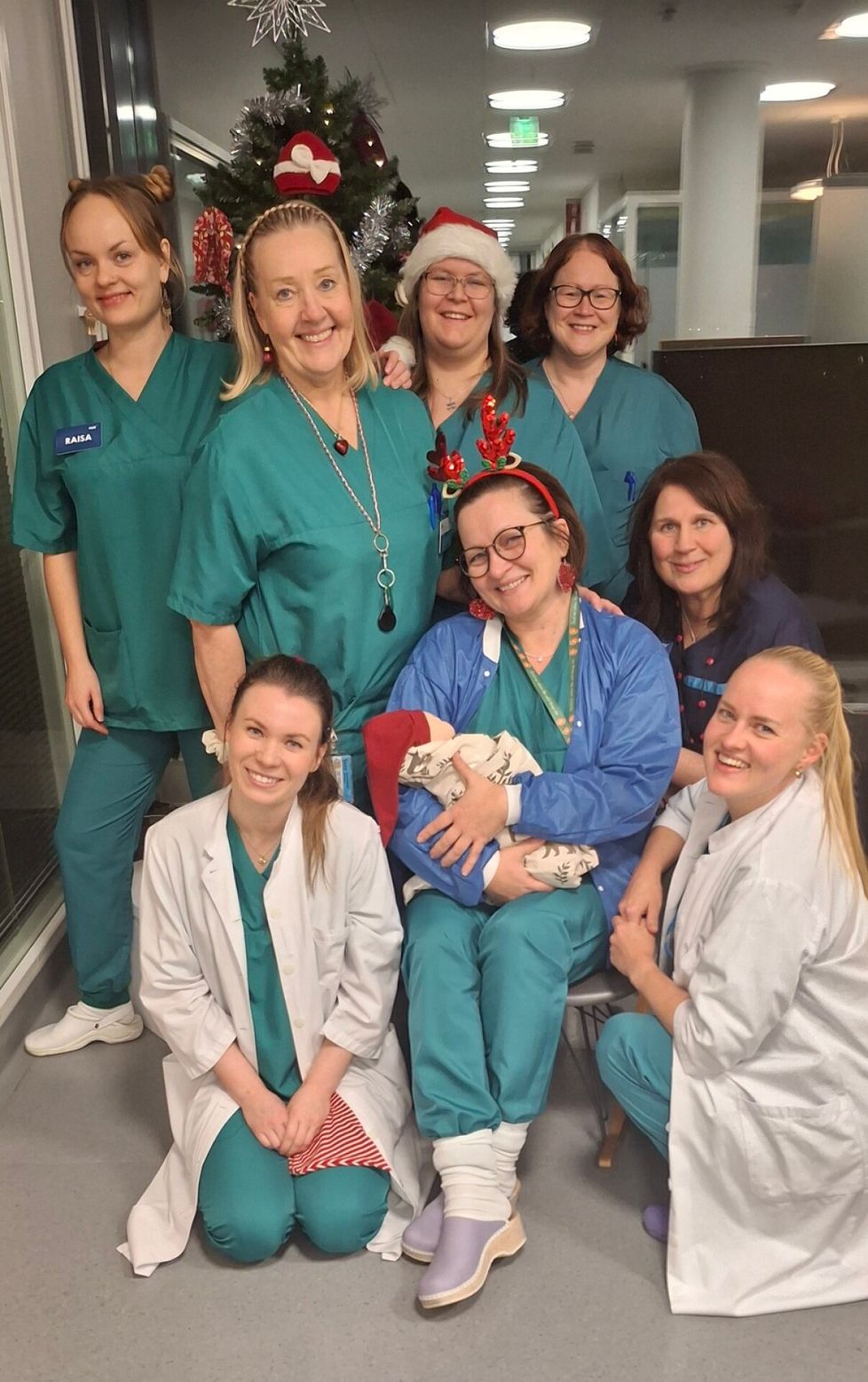 Espoon sairaalan synnytysosaston henkilökunta on ottanut jouluna vastaan useita ”pikkutonttuja”. ”Jouluna on erityinen tunnelma ja aattoyönä erityisesti on rauhallista”, kuvailee valokuvan ottanut kätilö Outi Kaasinen. Kaasisen mukaan jouluna osastolle tullaan vain kun on aivan pakko – varsinkin uudelleensynnyttäjät pinnistelevät kotona jalat ristissä. Ylärivissä Raisa Rajaniemi, Heidi Renman, Lotta Mäki ja Anu Virtanen. Keskellä vauva sylissään Liisa West ja tämän vieressä Sanna Palmu, alhaalla vasemmalla Anna Parhamaa ja oikealla Enni Stigman.