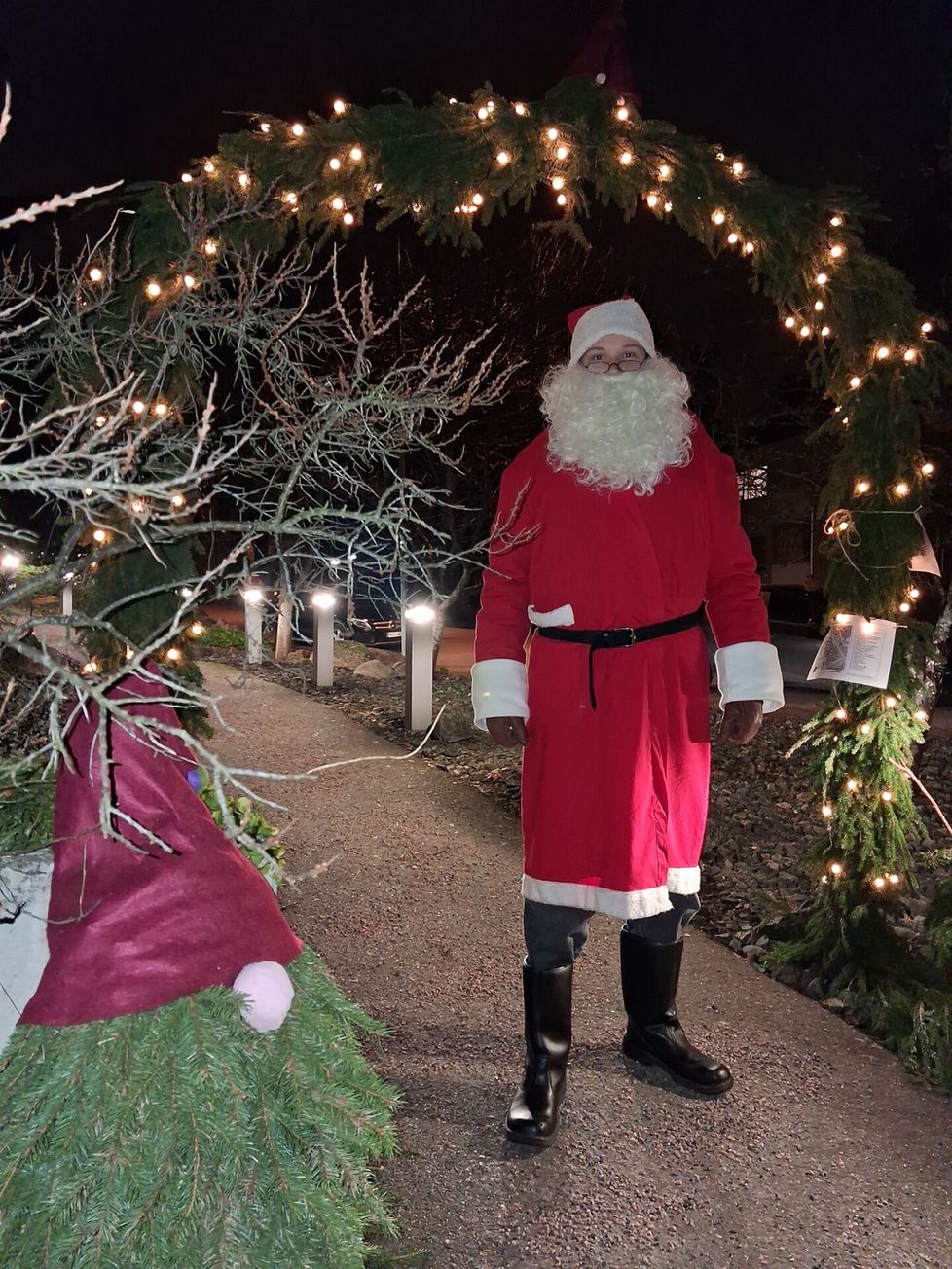 Tuomas Alasuvanto kiersi jouluaattona punanuttuna. Kolmen vuoden pukkikokemuksella hän tiivistää jouluaaton odotetuimman vieraan kunniatehtävän: ”Pystyy jakamaan joulumieltä.”