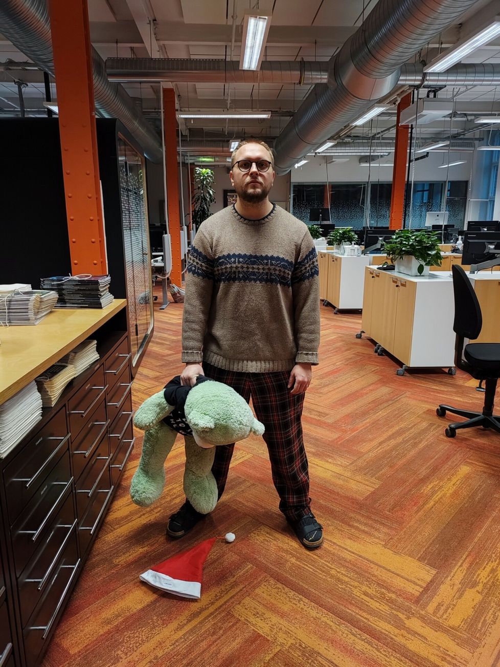 Aamulehden digijulkaisija Don Lehtinen nappasi kahvitauolle mennessään mukaansa kaapin päällä istuskelleen toimituksen nallen. Painovoima veti tonttulakin lattialle, eikä lihasten sijaan vanulla täytetty nalle saanut nostettua sitä itse, Lehtinen kertoo.