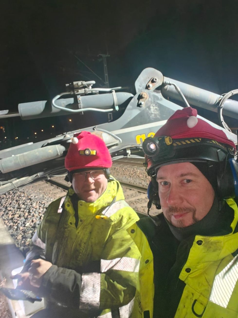 Jari Mäkinen (vasemmalla) ja Toni Lammi olivat jouluaattona ottamassa maaperänäytteitä Kirkkonummella. Miehet olivat itse toivoneet rataprojektiin liittyviä tehtäviä jouluviikolle ja suuntaavat kotiin vasta maanantaina. ”Tienestiviikko”, iloitsi työn touhusta tavoitettu Mäkinen joulupäivänä.