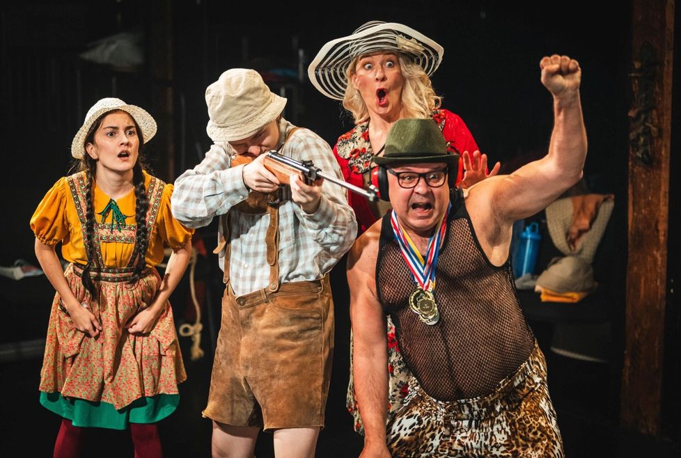 Kaksi Satakunnan Kansan kriitikoista valitsi Rakastajat-teatterin uuden Isin tyttö -näytelmän kulttuurivuoden kohokohdaksi. Kuvassa vasemmalta näyttelijät Fanni Noroila, Marius Vallin, Pinja Flink ja Kai Tanner.