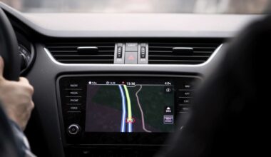 Autojen uudet laitteet vaikuttavat kuljettajan keskittymiskykyyn – voisiko puhelimesta tuttu värinä auttaa?