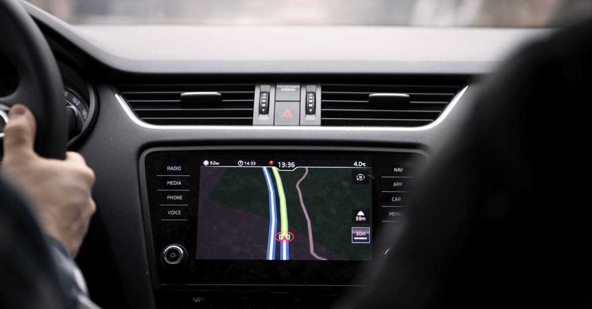Autojen uudet laitteet vaikuttavat kuljettajan keskittymiskykyyn – voisiko puhelimesta tuttu värinä auttaa?