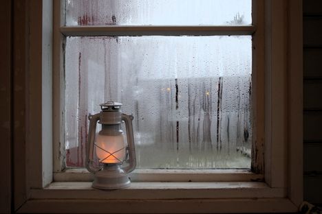 Harmaa ja sateinen sunnuntai 14. joulukuuta. Joulupuuro kuitenkin maistui asiakkaille Hinttalan museossa.