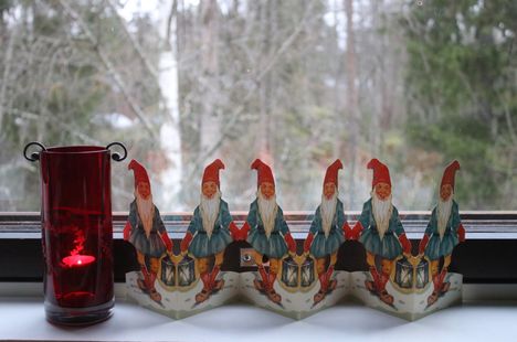 Pirjo Räisänen ikuisti joulutunnelmia: nostalgisen paperisen haitaritonttukoristeen.