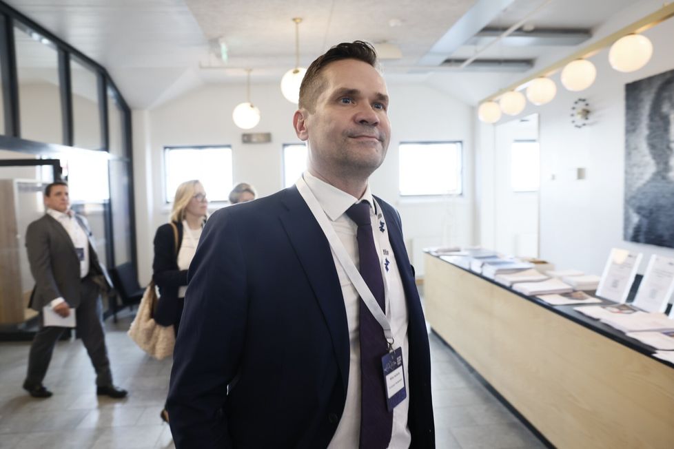 Mika Aaltola (kok) näkee, että vaihtoehtona nykyiselle toimintatavalle olisi se, että Suomi keskittyisi oman liikkumatilan kasvattamiseen suhteessa hyvin epävarmaan tulevaisuuteen eikä profiloituisi ensisijaisesti Washingtonin tai Kiovan viestinviejänä.