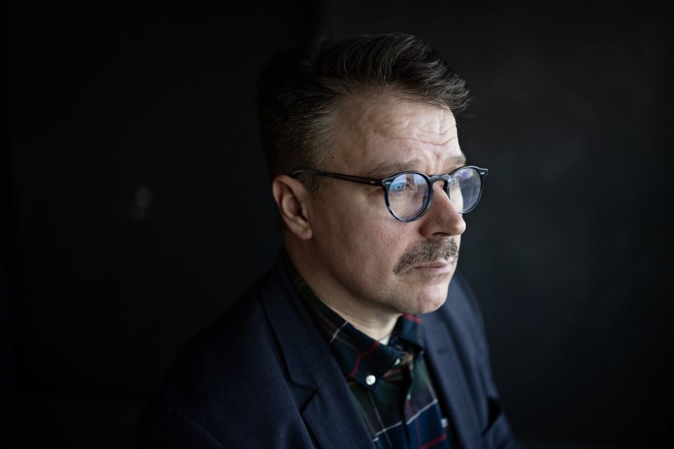 Ville Niinistö (vihr) katsoo, että Stubbin korkeaan profiiliin maailmanpolitiikassa liittyy se riski, että jos jotakin menee pieleen, huomio kääntyy Stubbiin. Niinistö uskoo Stubbin tiedostavan tämän riskin.