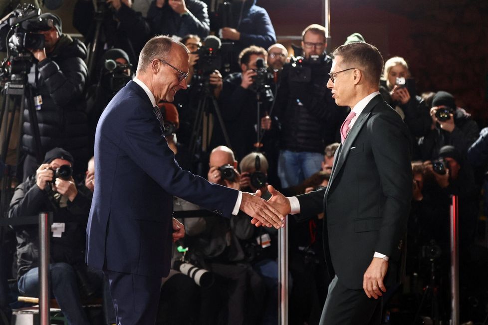 Stubb siirtyi joulukuun puolivälissä Hollannin valtiovierailulta suoraan Berliiniin, jossa Euroopan johtajat hahmottelivat Ukrainalle rauhansuunnitelmaa Trumpin edustajien kanssa. Kuvassa Stubb ja Saksan liittokansleri Friedrich Merz.