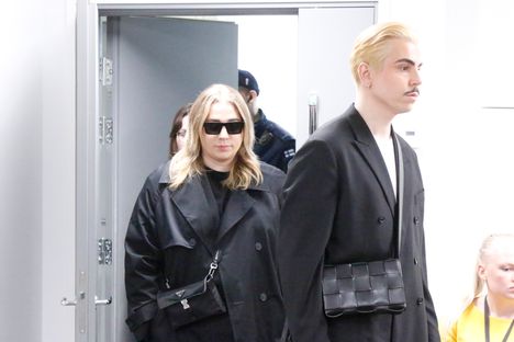 Naakka ja Sandberg huhtikuussa 2023 oikeudenkäynnissä, jossa käsiteltiin Naakkaan kohdistuneeseen kiusaamiseen liittyneitä syytteitä.