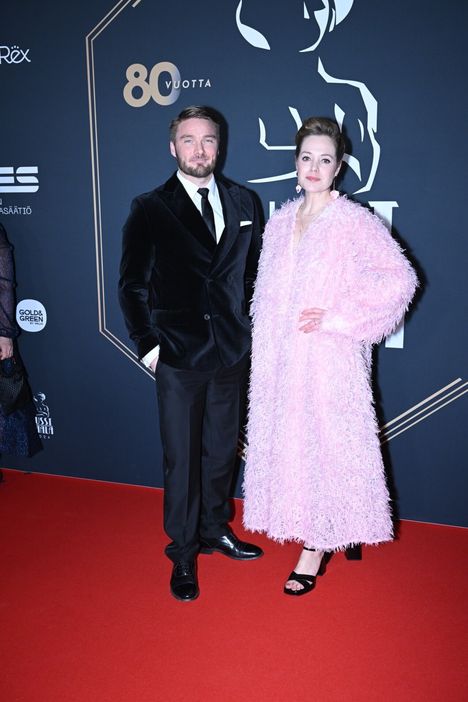 Oona Airola ja Leo Sjöman ovat pitäneet parisuhteensa pitkälti poissa julkisuudesta. Kuvassa he poseeraavat Jussi-gaalassa vuonna 2024.
