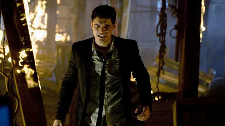 Sill-kuva elokuvasta The Covenant. Näyttelijä Steven Strait seisoo palavassa huoneessa.