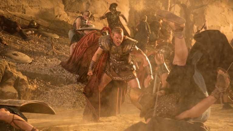 Näyttelijä Kellan Lutz taistelukohtauksessa elokuvassa The Legend of Hercules.