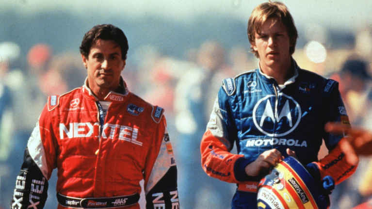 Still-kuva elokuvasta Driven. Näyttelijät Sylvester Stallone ja Kip Pardue kilpa-ajajien varusteissa.