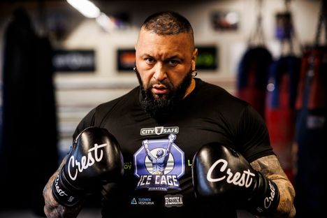 Roger Karimus debytoi perjantaina Ice Cage -ottelijana.