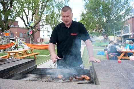Jutila ei ole kokonaan jättänyt grillaamista tai makkaraa, mutta hänen ruokailutapansa ovat muuttuneet. Kuva vuodelta 2015.