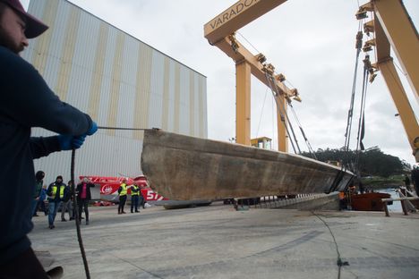 Salakuljettajien rakentama alus telakalla Arousansaarella Galiciassa maaliskuussa 2023.