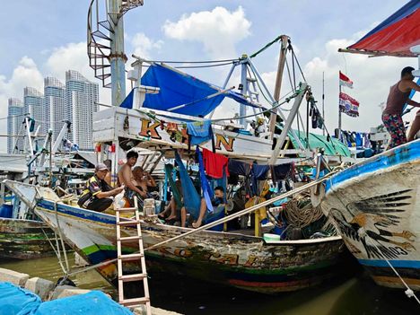 Muara Angken kalastajat käyvät merellä aamunkoitteessa ja illansuussa merikeleistä riippuen.