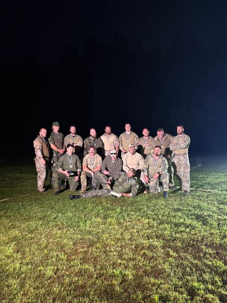 Sotilaat kilpailun ratkettua. Kuivalainen porukan edessä.