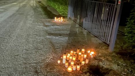 Pate Mustajärven kotitalon eteen oli tuotu kynttilöitä.