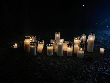 Osaan kynttilöistä oli kirjoitettu viestejä ja kiitoksia edesmenneelle muusikolle.