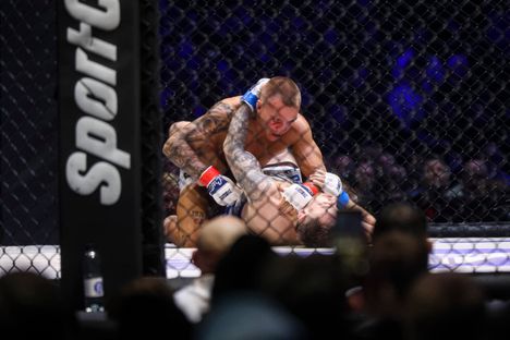 Theo Kolehmainen tyrmäsi Toni Lampisen.