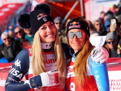 Vonn jatkoi huimia otteitaan St. Moritzissa sijoittumalla toiseksi lauantain syöksylaskussa. Kuvassa hän poseeraa kolmanneksi tulleen Italian Sofia Goggian kanssa.