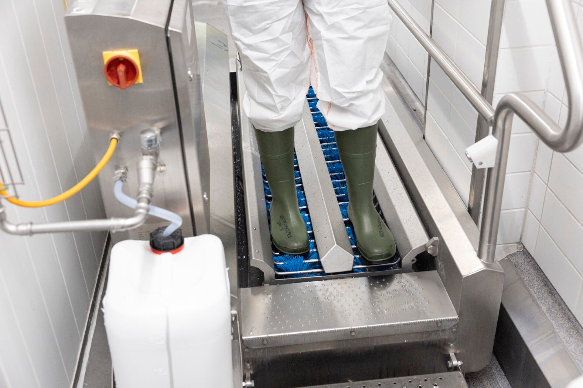 Jotta tehdaslinjastolle pääsee, pitää pestä useaan otteeseen kädet sekä kengänpohjat. Omilla vaatteilla linjastolle ei ole asiaa.