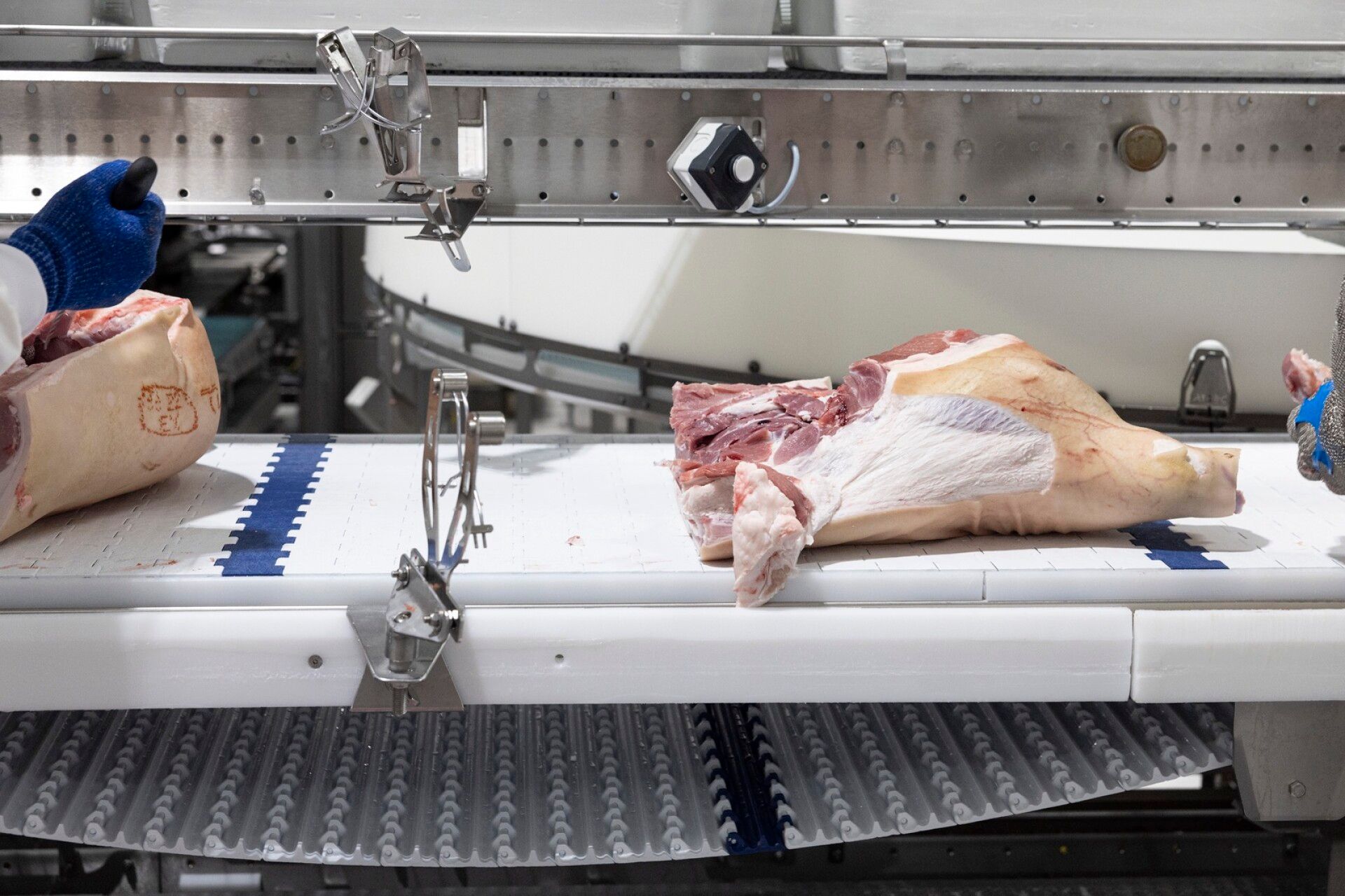 Linjastossa on kiinni veitsien teroittimet, joita lihanleikkaajat käyttävät teroittaakseen työvälineitään.