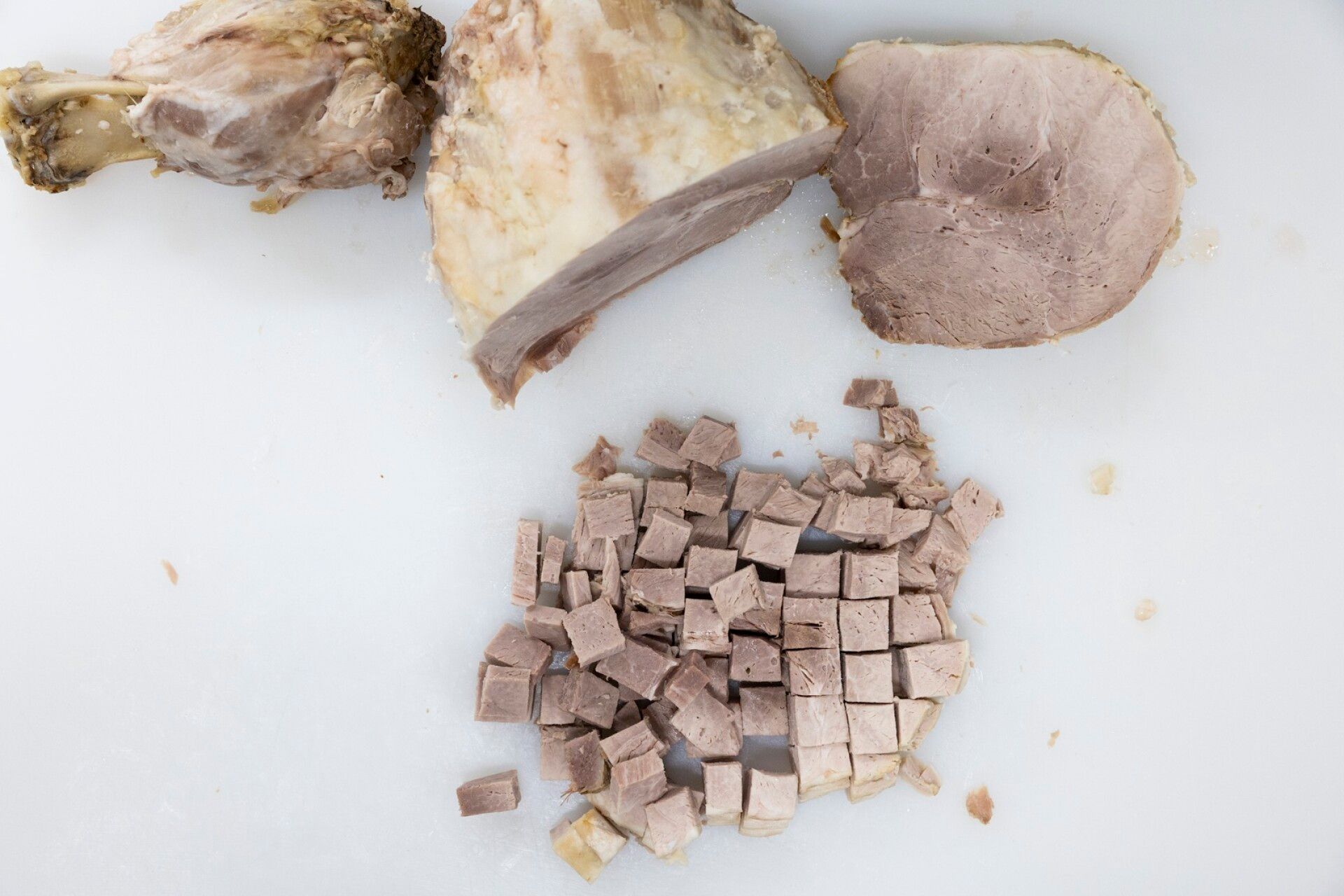 Atria myös koepaistaa ja maistelee omia tuotteitaan.