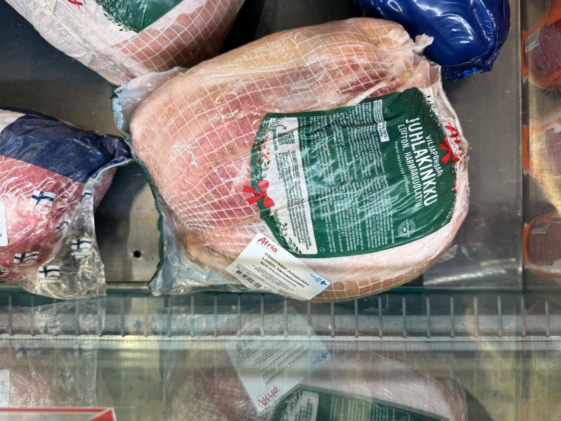 Kaikki Suomen kylmähyllyistä ja pakastealtaista löytyvät Atrian joulukinkut tulevat Nurmon tehtaalta.