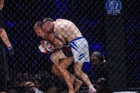 Toni Lampisella (oik.) oli hetkensä avauserässä, mutta lopulta raumalainen jäi täysin Theo Kolehmaisen jyrän alle.