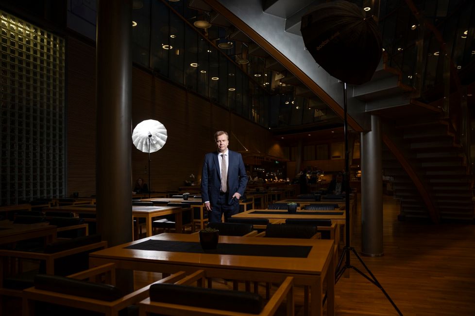 Kaikkosen mukaan nyt tarvitaan valoa hallituksen aiheuttaman ankeuden keskelle. Keskustan oma vaihtoehto ei kuitenkaan ole ollut kaikille selvä.