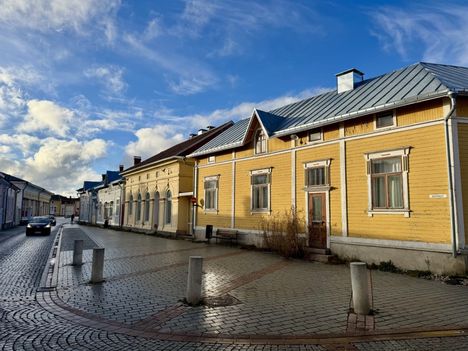 Kirjoittajan mukaan Rauman sijainti, vahva teollinen perusta ja panostukset koulutukseen ja infraan tekevät kaupungista kiinnostavan myös uuden sukupolven hankkeille.