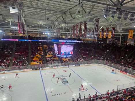 Kanadan ja Tshekin välinen ottelu keräsi enemmän yleisöä, mutta tyhjää oli paljon.