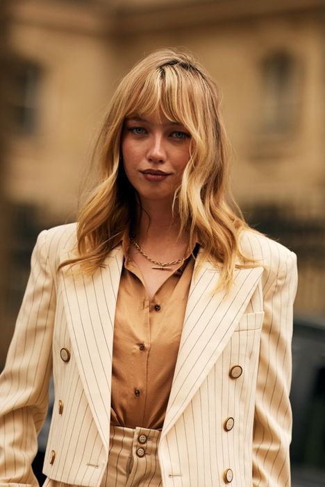 Korosta monivivahteista blondia pukeutumalla samoihin sävyihin hiustesi kanssa.