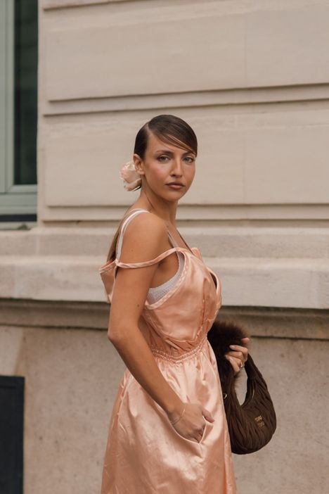 Otsatukan voi kiinnittää siististi paikalleen myös geelin ja hiuslakan avulla.